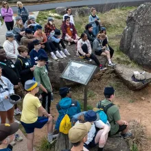 A crowd of students on a field trip to Gettysburg Battlefield